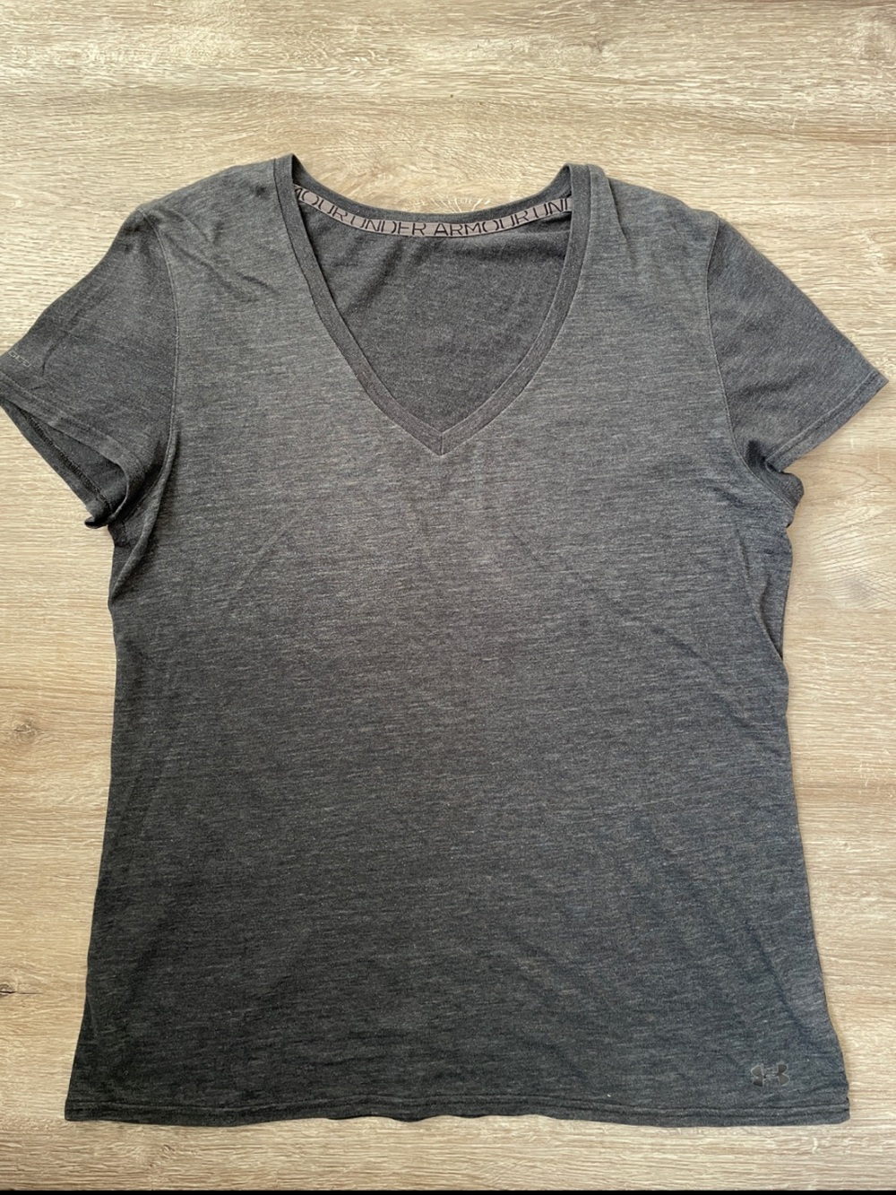 Under Armour | Heat Gear gray v-neck tee